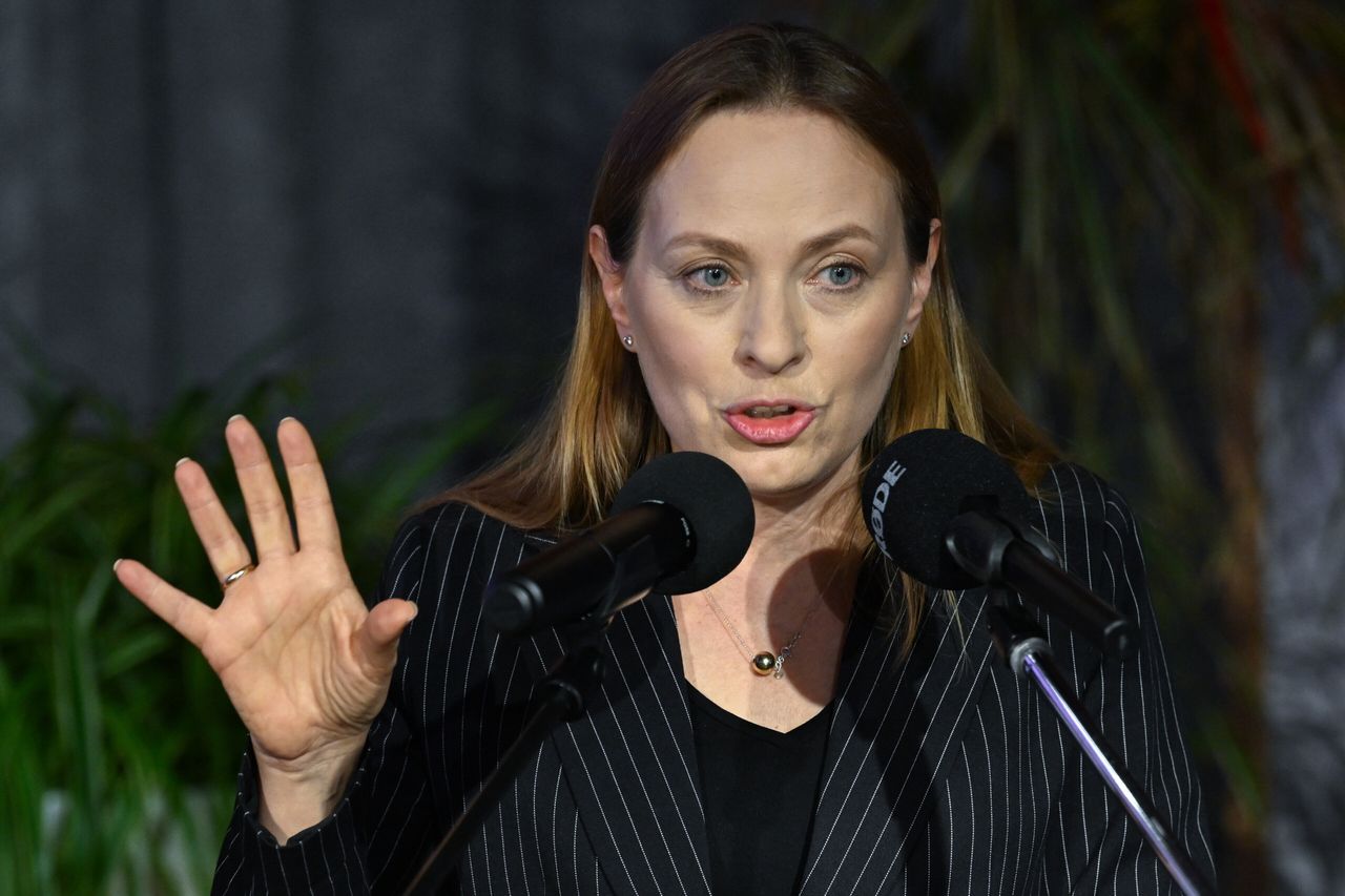 "Ani złotówka". Minister tłumaczy się z umowy z resortem