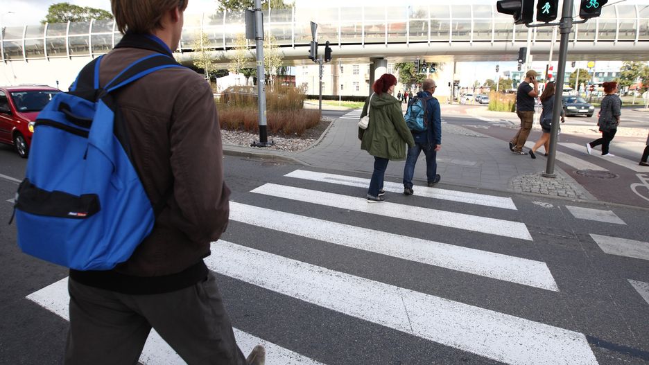 Piesi mają pierwszeństwo już przed wejściem na przejście.