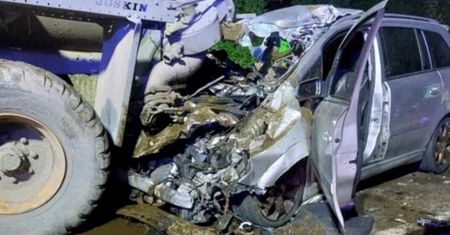 Kierowca osobówki nagle wjechał w ciągnik. Nie żyje sześciolatka