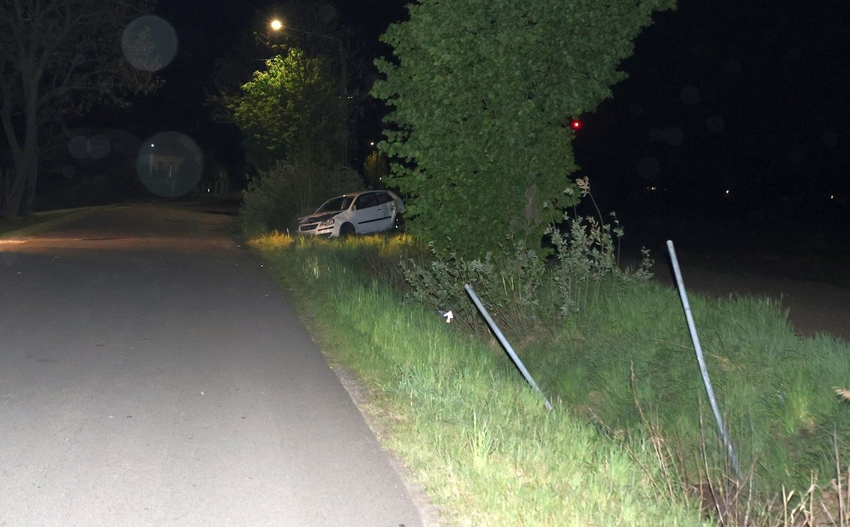 Pijany, z dożywotnim zakazem kierowania, wpadł autem do rowu.