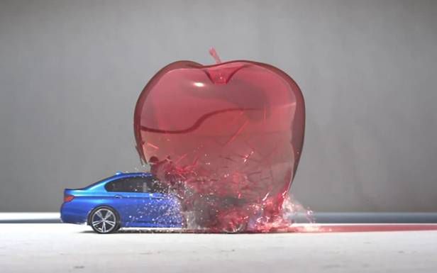 Niesamowita reklama BMW M5. Samochód w roli pocisku przebijającego balony