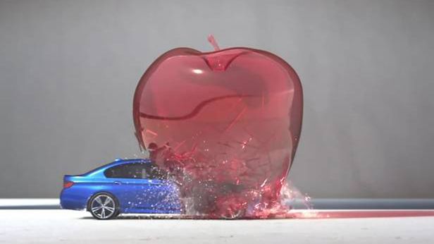 Niesamowita reklama BMW M5. Samochód w roli pocisku przebijającego balony 1