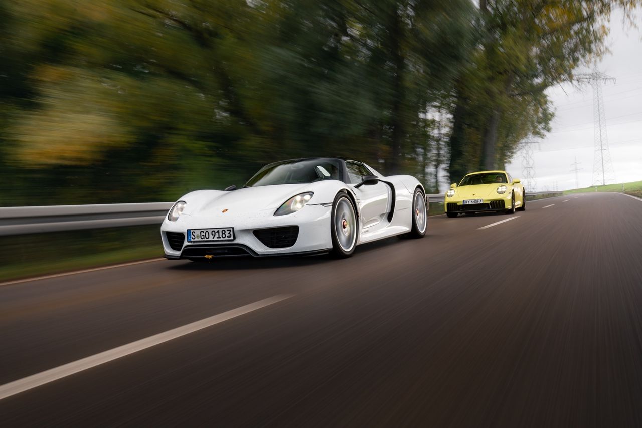 Porsche 918 Spyder vs Porsche 911 Carrera 4 GTS