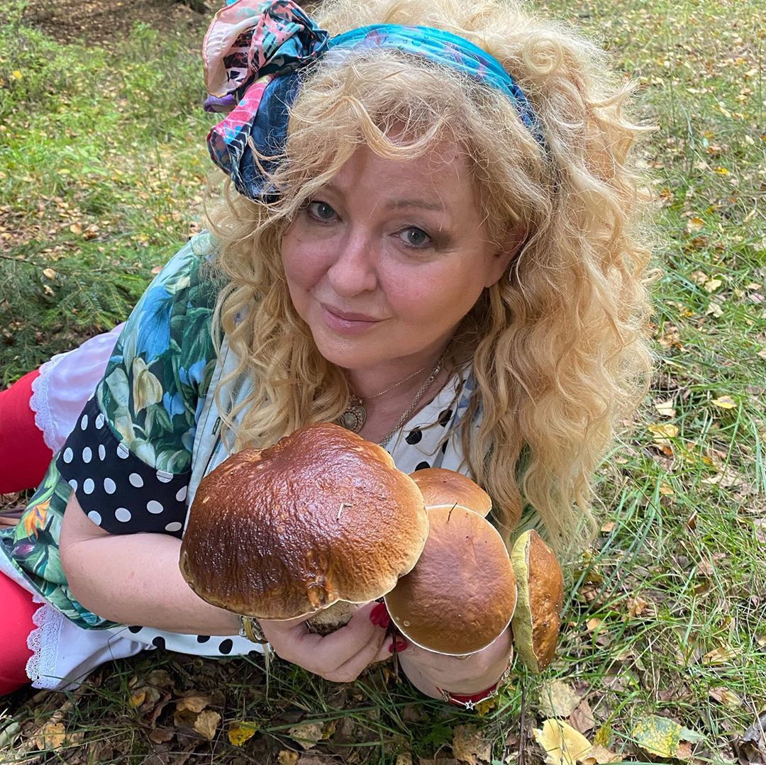 Magda Gessler pozuje z grzybami