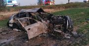 Lubelskie: Przesadził z prędkością. BMW wypadło z drogi, dachowało i stanęło w płomieniach