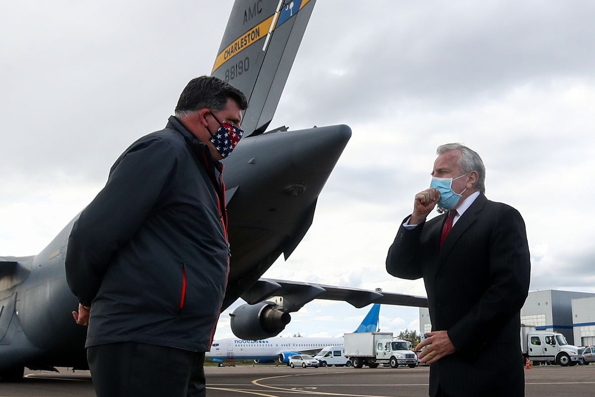 Ambasador John Sullivan w rozmowie z Brockiem Biermanem na lotnisku Wnukowo