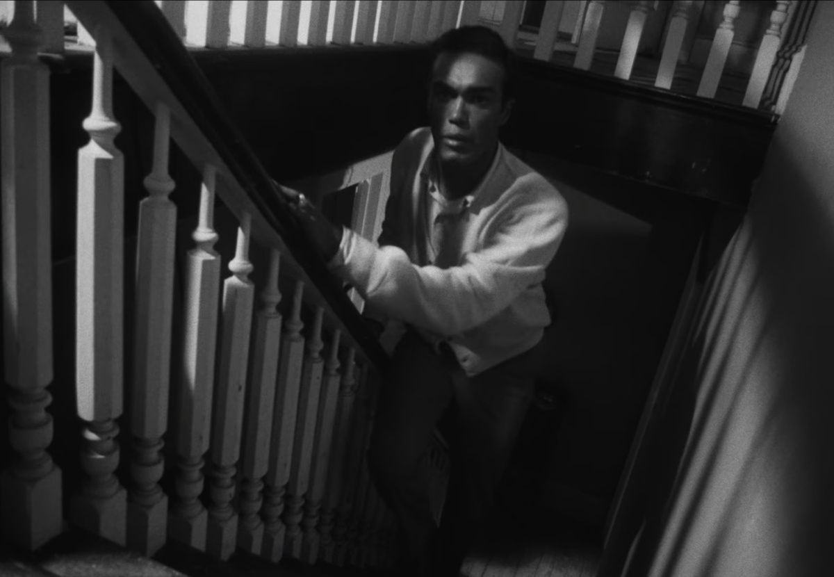 Duane Jones w filmie Noc żywych trupów. Kadr z filmu