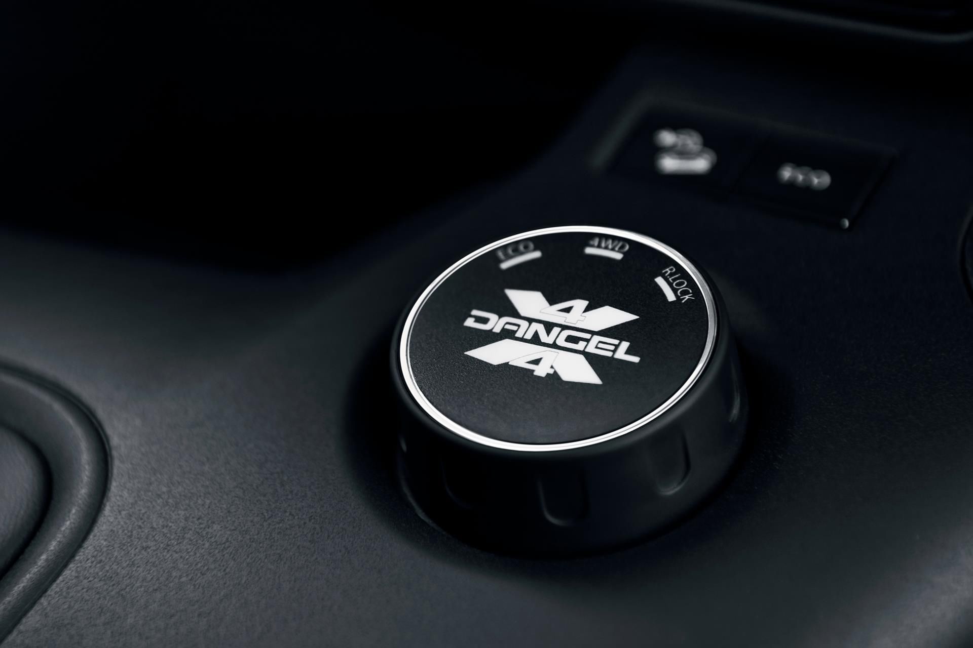 Jest też blokada tylnego mechanizmu róznicowego, która przyda się podczas jazdy po grząskim lub kamienistym podłożu. Uruchamia się ją pokrętłem, które służy również do odłączania tylnego napędu (pozycja Eco).