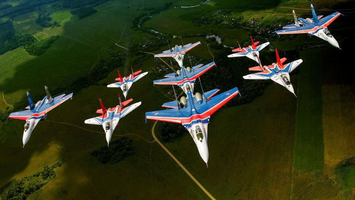 Rosyjskie myśliwce w locie, zdjęcie ilustracyjne