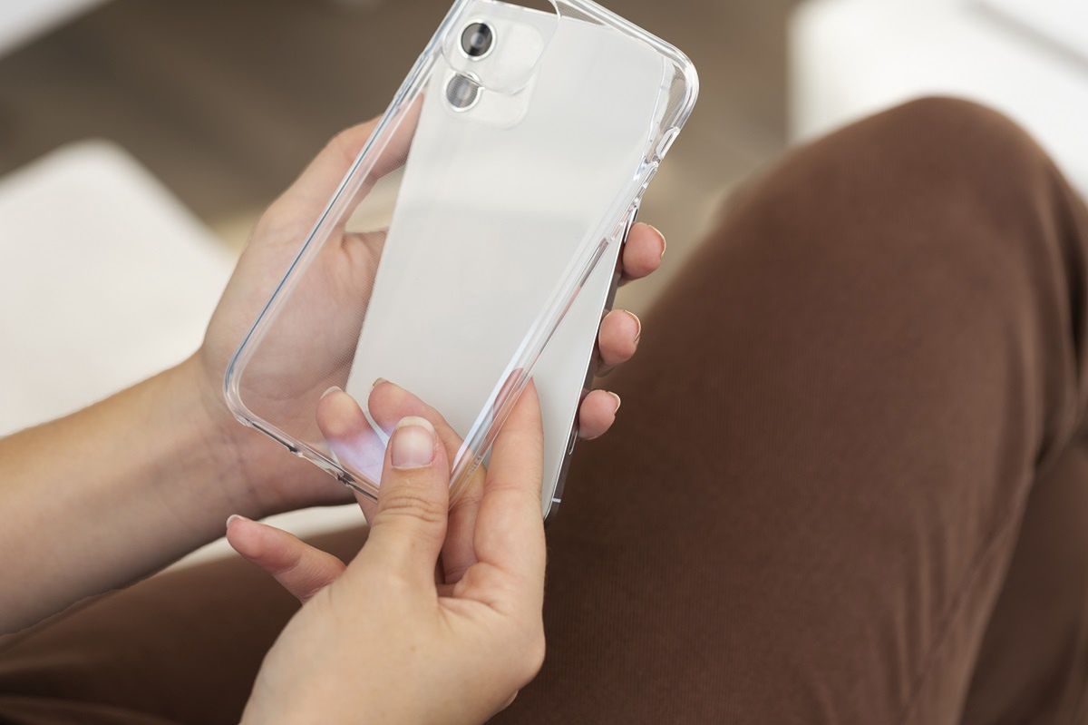 A transparent case makes an impression, only when it is clean.