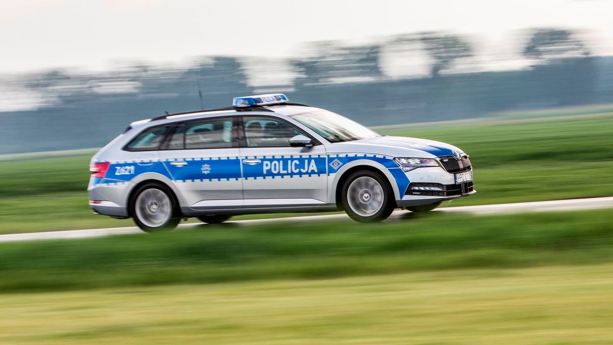 Policyjna Skoda Superb Combi