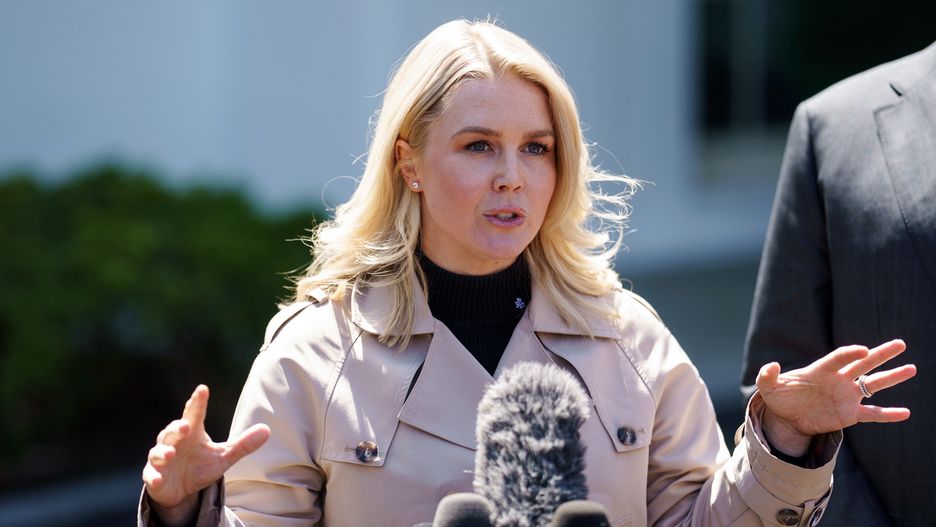White House Press Secretary Karoline Leavitt speaks to the media outside the White House in Washington, DC, USA, 09 April 2025. The White House announced that President Trump is pausing for 90 days the implementation of higher tariffs for dozens of countries, except China whose tariff has increased to 125 percent. EPA/WILL OLIVER Dostawca: PAP/EPA.