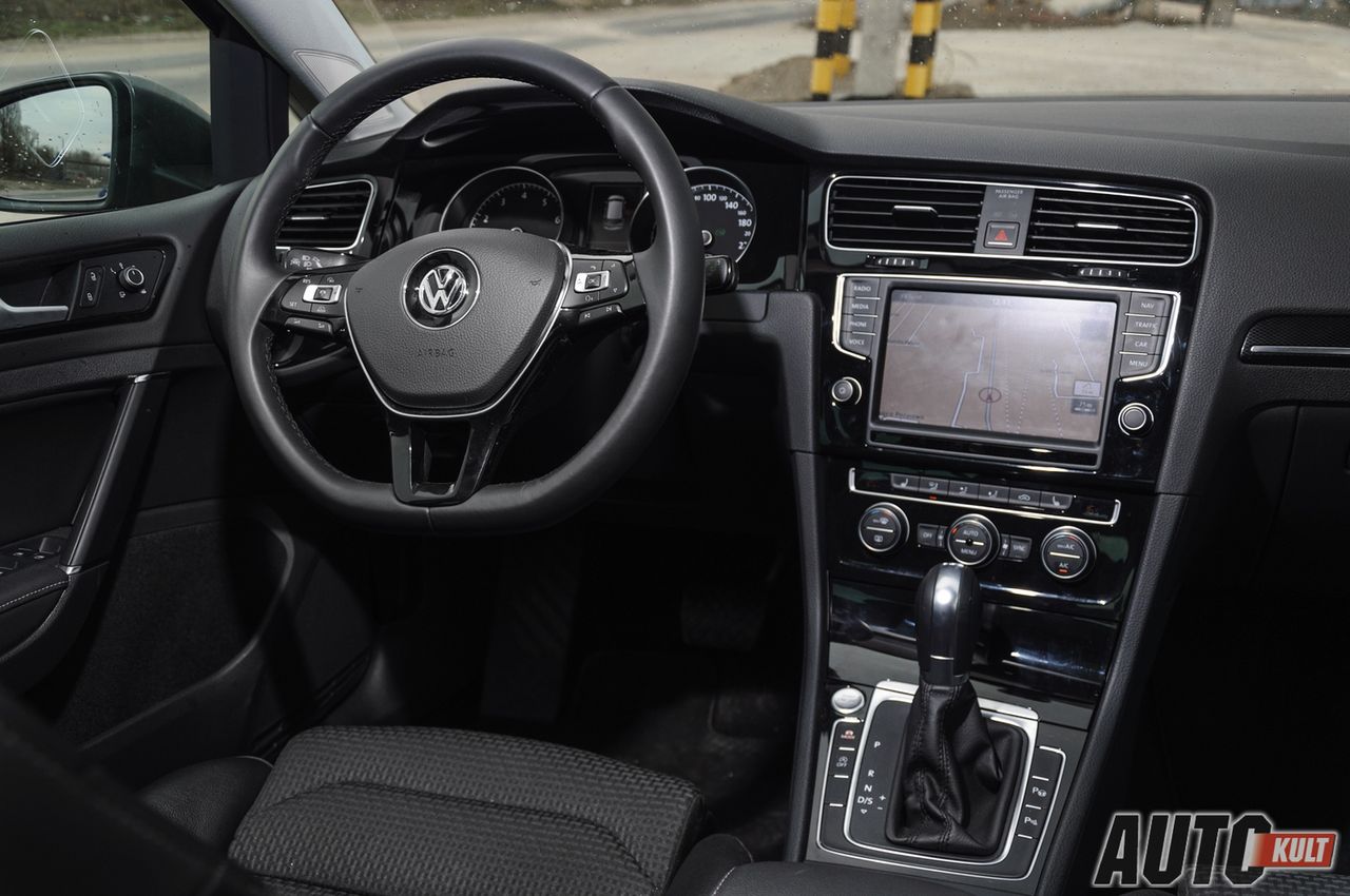 Wnętrze VW jest proste i funkcjonalne do bólu, ciężko natomiast narzekać na jakość wykończenia czy trudność obsługi czegokolwiek.