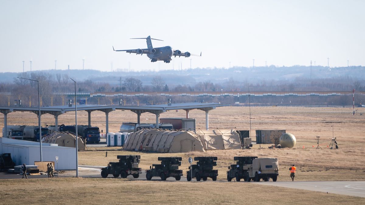 Żołnierze amerykańskiej armii lądują na lotnisku w Rzeszowie,  13 lutego 2022 roku