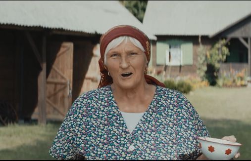 Babcia przekonuje, że jak serek wiejski, to tylko z Piątnicy (wideo)