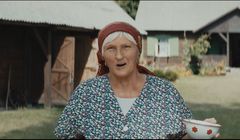 Babcia przekonuje, że jak serek wiejski, to tylko z Piątnicy (wideo)