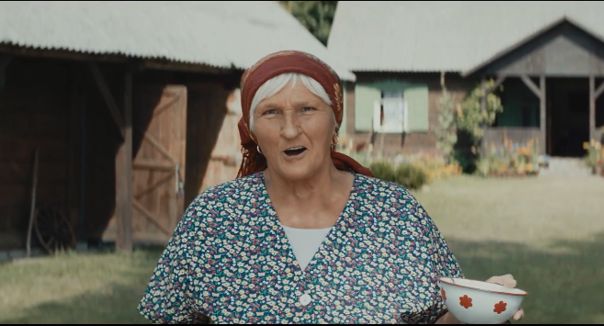 Babcia przekonuje, że jak serek wiejski, to tylko z Piątnicy (wideo)