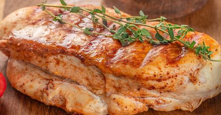 Grillowany filet wyjdzie soczysty i mięciutki. Sposób jest banalny