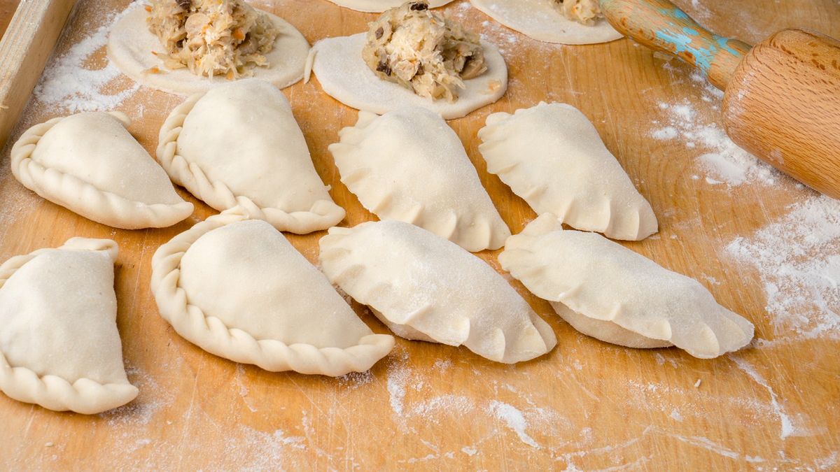 Niezawodny przepis na ciasto pierogowe. Już nigdy nie będą pękać