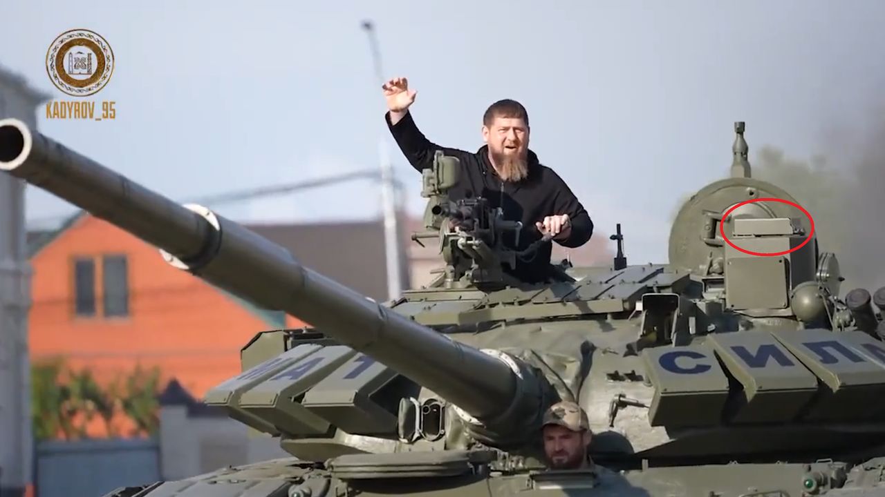 Czołg T-72B3 z Ramzanem Kadyrowem z mogącą oślepić czołg kostką ERA Kontakt-1.