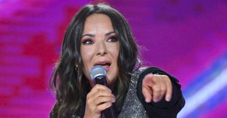 53-letnia Kasia Kowalska HASA TOPLESS po plaży (FOTO)