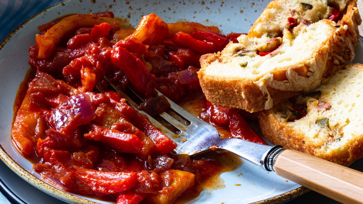 Węgierskie leczo z papryką i pomidorami