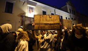 Protesty po śmierci 30-letniej Izy. Tysiące osób w Krakowie. Tłumy przed kurią
