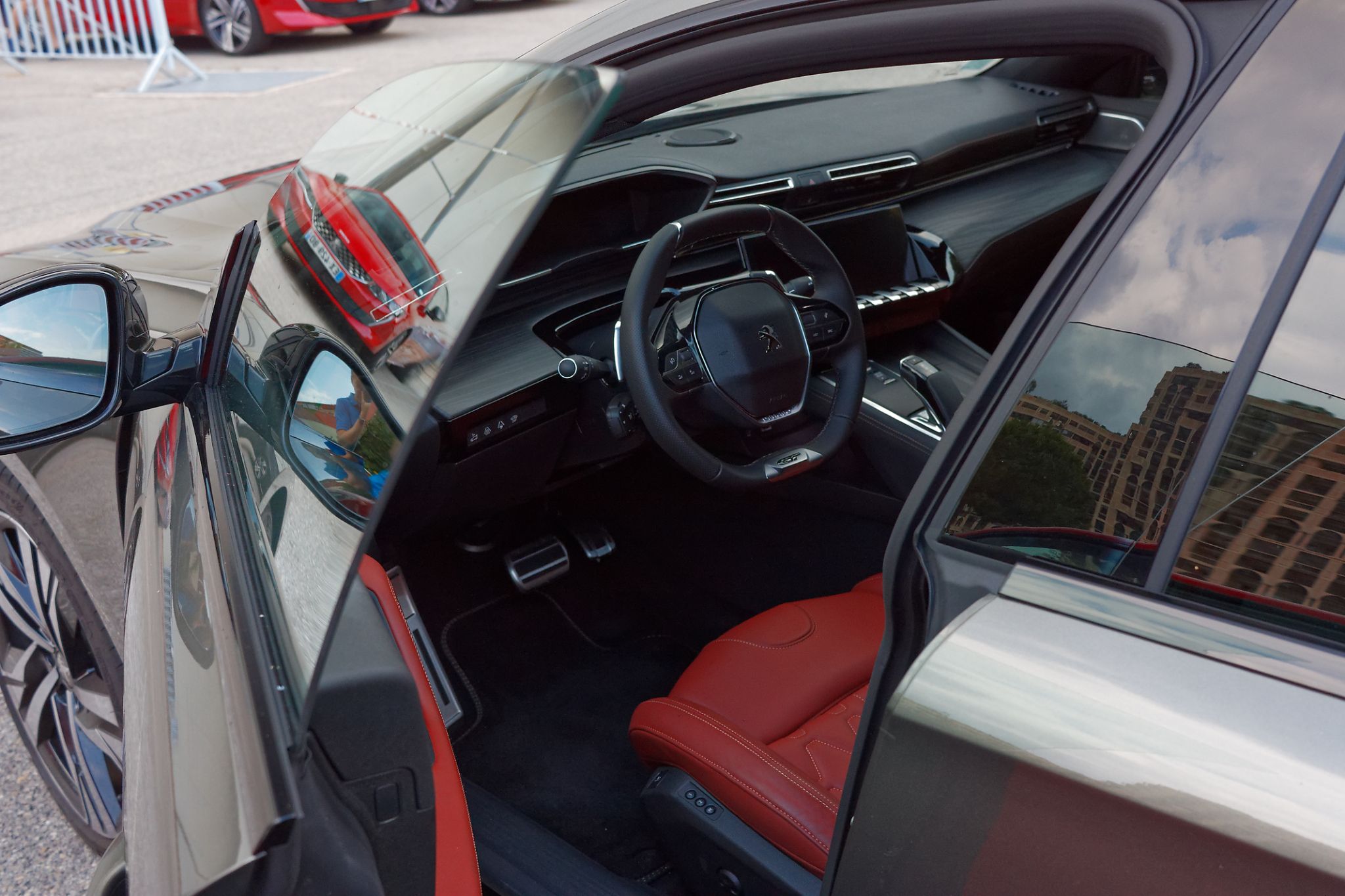 Peugeotowi nowoczesność nie jest obca - drzwi bez ramek i elektroniczne zegary świadczą o tym dobitnie