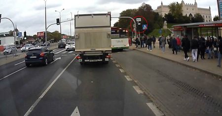 Kierowcy autobusów komunikacji miejskiej nie stosują się do specjalnej sygnalizacji. Dochodzi do groźnych sytuacji [WIDEO]