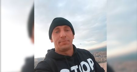 Znany influencer wdrapał się na piramidy, by pomóc ludziom. Został aresztowany