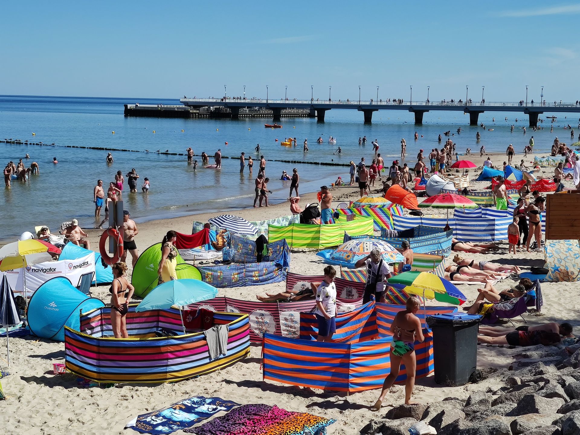 Na zdjęciu turyści na plaży