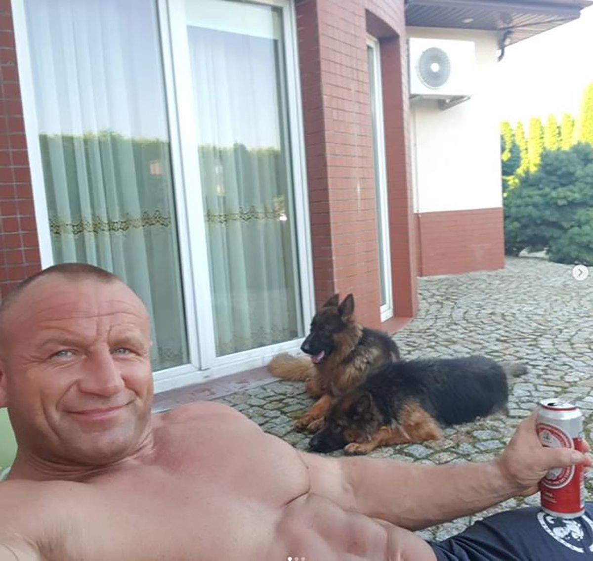 Chwila relaksu Mariusza Pudzianowskiego przed domem 