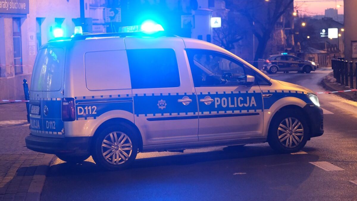 Policja i straż miejska pilnujące zamkniętego odcinka ul. Bernardyńskiej w Lublinie
