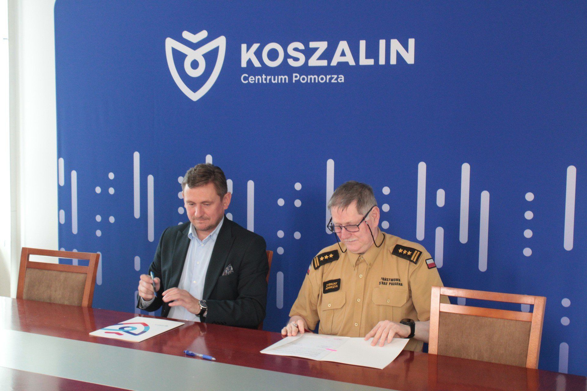 PODPISANIE UMOWY ZE STRAŻAKAMI