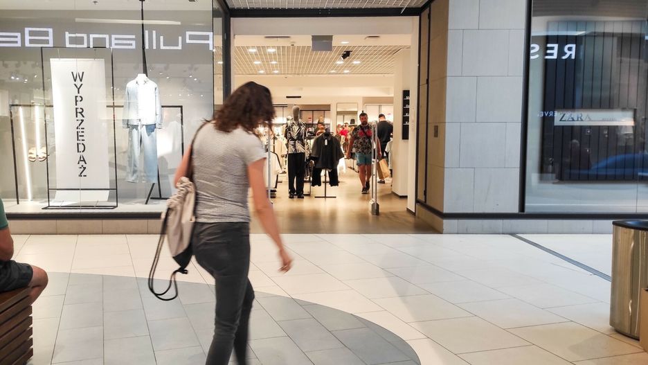 Kiedy ruszają wyprzedaże w popularnych sieciówkach? 