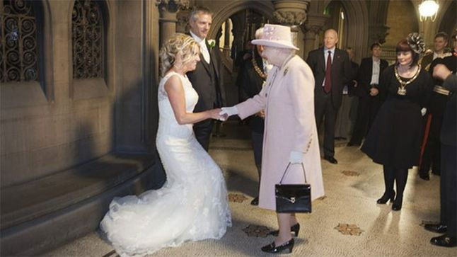 Dla żartów zaprosili na swoje wesele królową Elżbietę II. Nie mogli uwierzyć w to, że naprawdę przyszła.