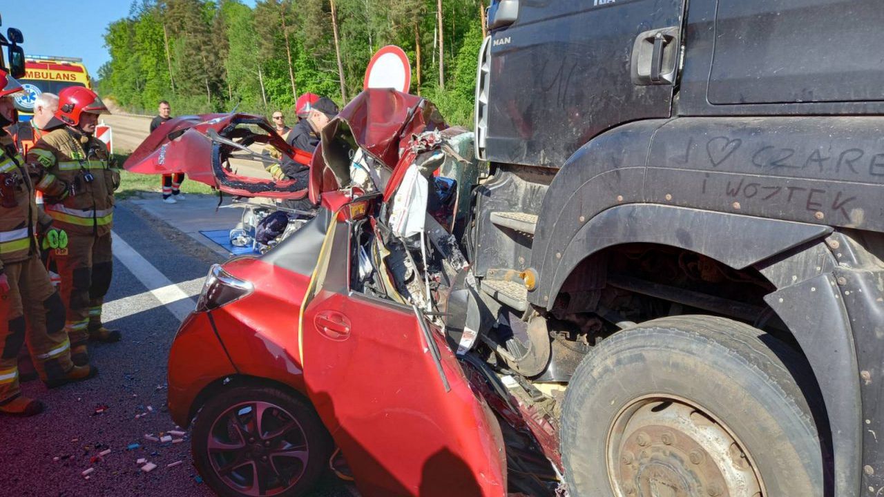 Zderzenie samochodu osobowego z ciężarówką na S6. Fot. KW PSP Gdańsk