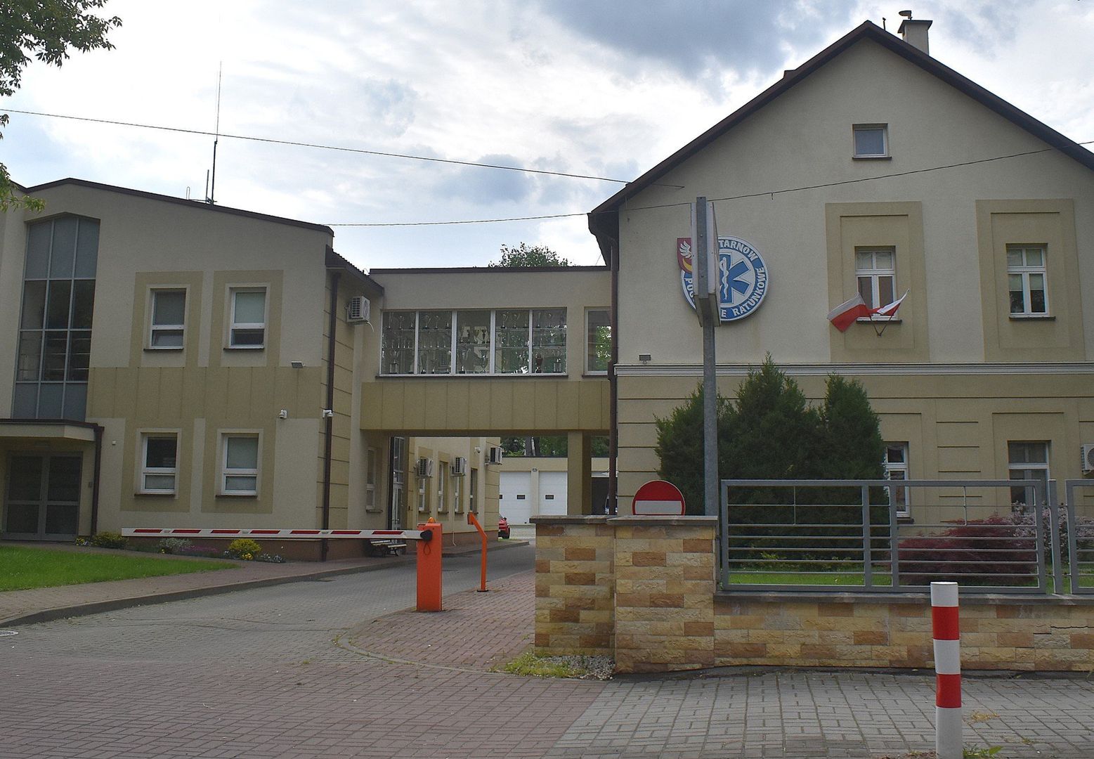 Dyspozytornia medyczna w Tarnowie stanęła obok Powiatowej Stacji Pogotowia Ratunkowego. Obecnie podlega wojewodzie