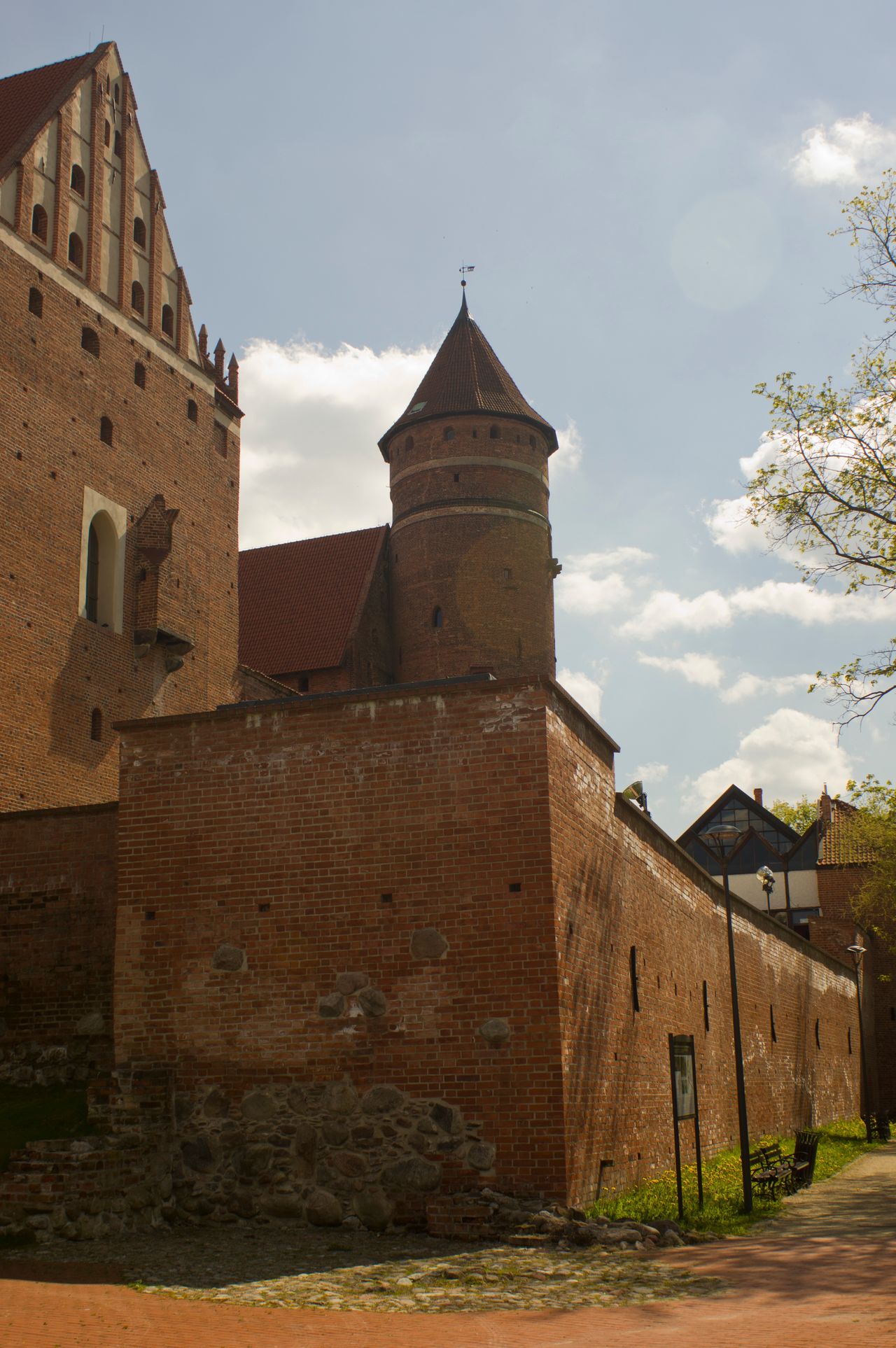 Wychodek Kopernika to widoczny na zdjęciu wykusz w północnej ścianie zamku