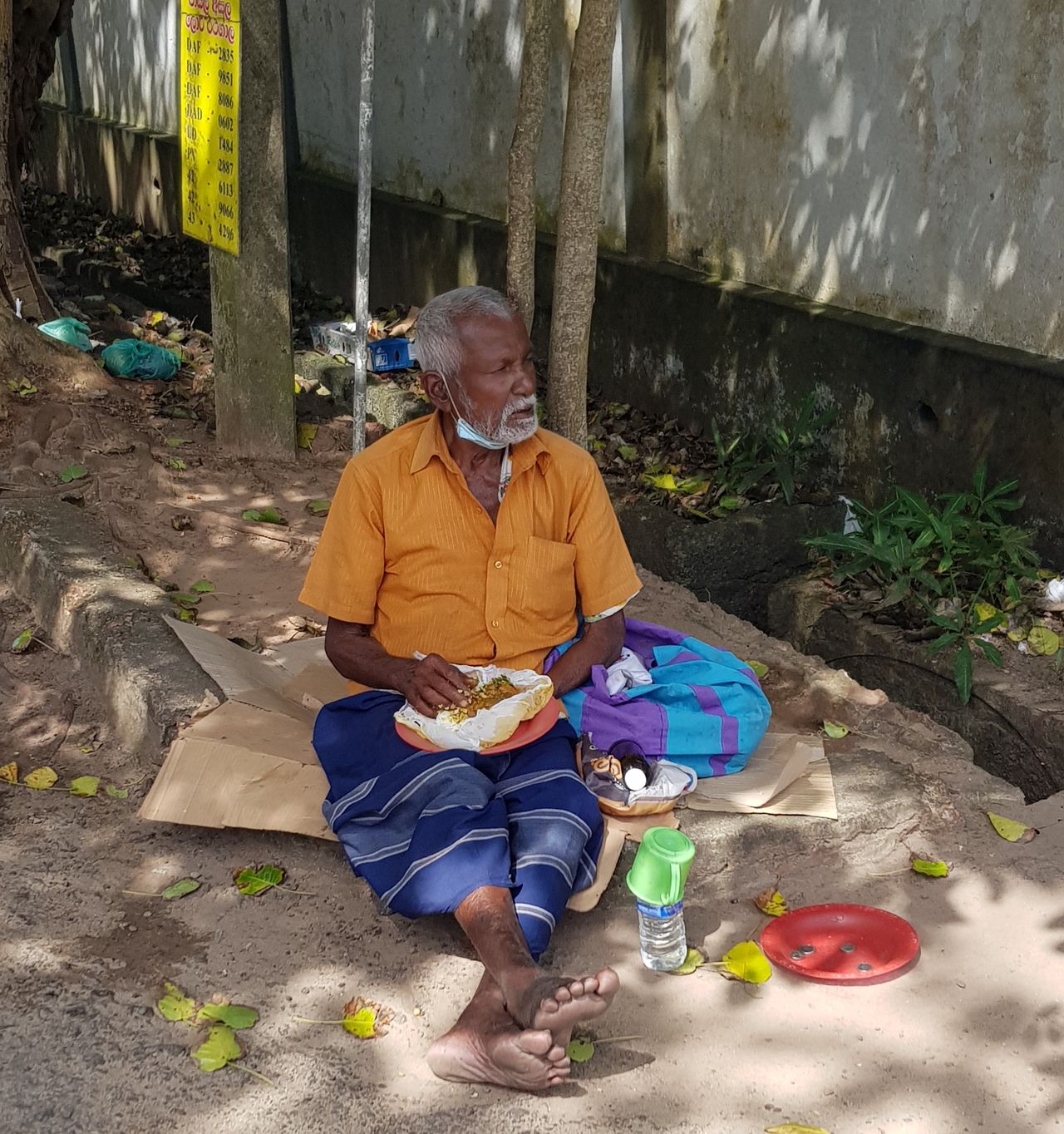 Ubogi Lankijczyk żyjący na ulicy. Anna mówi, że coraz więcej mieszkańców Sri Lanki decyduje się prosić o pieniądze przechodniów