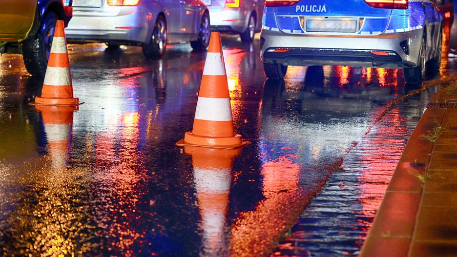 DAREK11
noc, widoczny, ostrzegawczy, znak, bariera, wypadek, objazd, drogowy, droga, ruch drogowy, przepisy, kodeks, roboty drogowe, naprawa, stop, policjant, zdarzenie, samochód, wieczór, policja, drogówka, kolizja, katastrofa, korek, samochodowy, czerwone, jezdnia, asfalt, spóźnienie, paliwo, cena, koszt, inflacja, stoi, miasto, szczyt, komunikacyjny, ruch, miejski, zastój, duży ruch, ulica, iskra