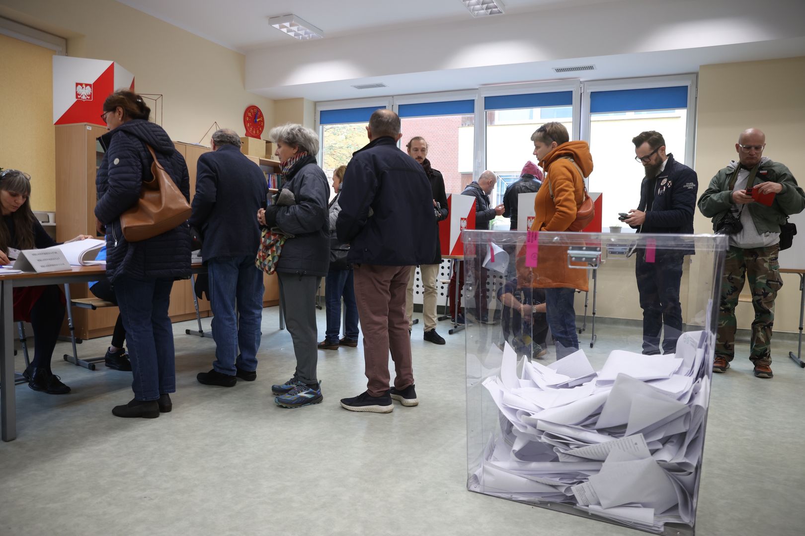 wybory parlamentarne 2023, wybory 2023, mateusz morawiecki, borys budka, radosław sikorski, włodzimierz czarzasty, krzysztof bos Kolejki w lokalach. Politycy czekają po kilkanaście minut