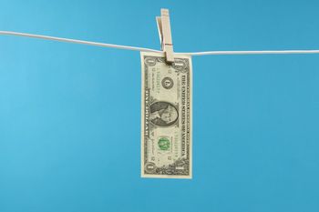 Raz nad, raz pod kreską. Dolar targany niepewnością