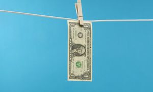 Raz nad, raz pod kreską. Dolar targany niepewnością