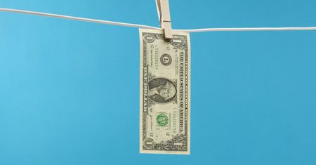 Raz nad, raz pod kreską. Dolar targany niepewnością