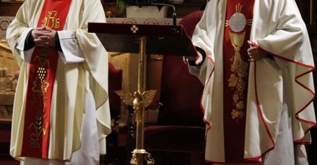 Emerytury księży. Oto ile przelewa im ZUS, a ile Fundusz Kościelny