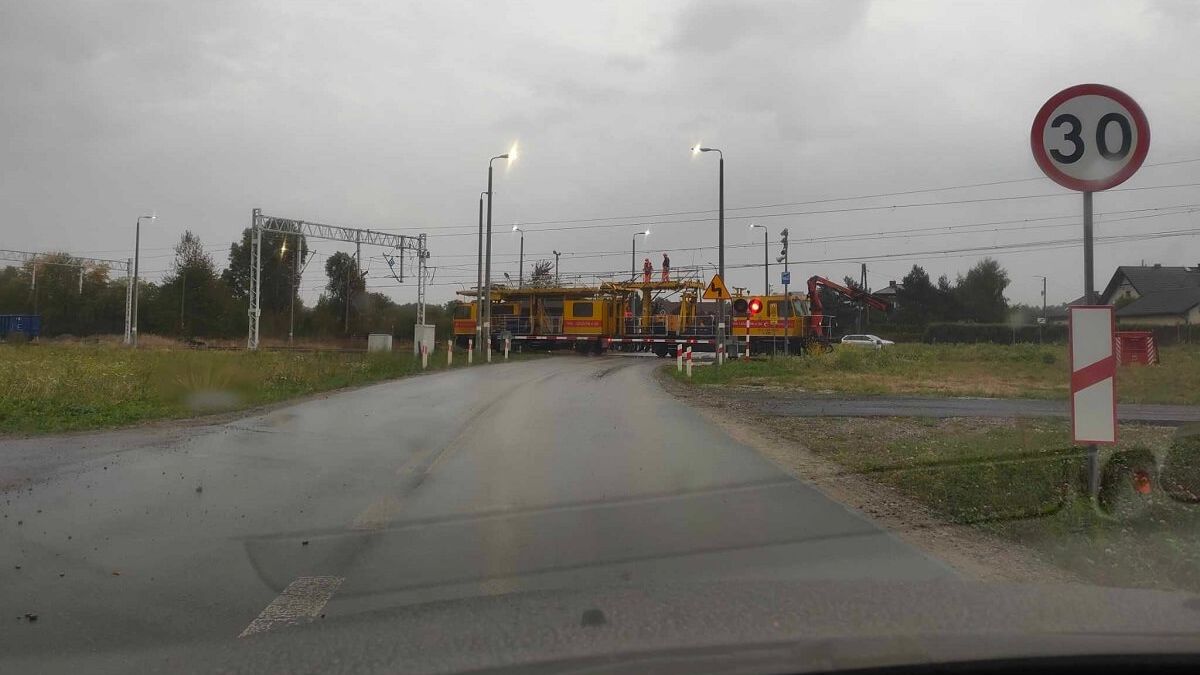 Zerwana sieć trakcyjna nad przejazdem kolejowym w Niedrzwicy Dużej