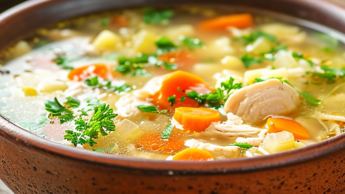 Domowy rosół z dodatkami