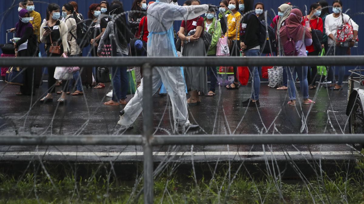 2684 z 5795 przebadanych dotąd pracowników firmy miało dodatni wynik testu na koronawirusa Dostawca: PAP/EPA.