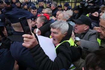 Gorąco przed siedzibą TK. "Precz z komuną"